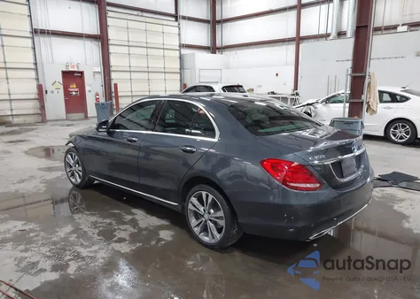 2016 Mercedes-Benz C 300 4Matic z USA, uszkodzony, nr VIN 55SWF4KB5GU166815